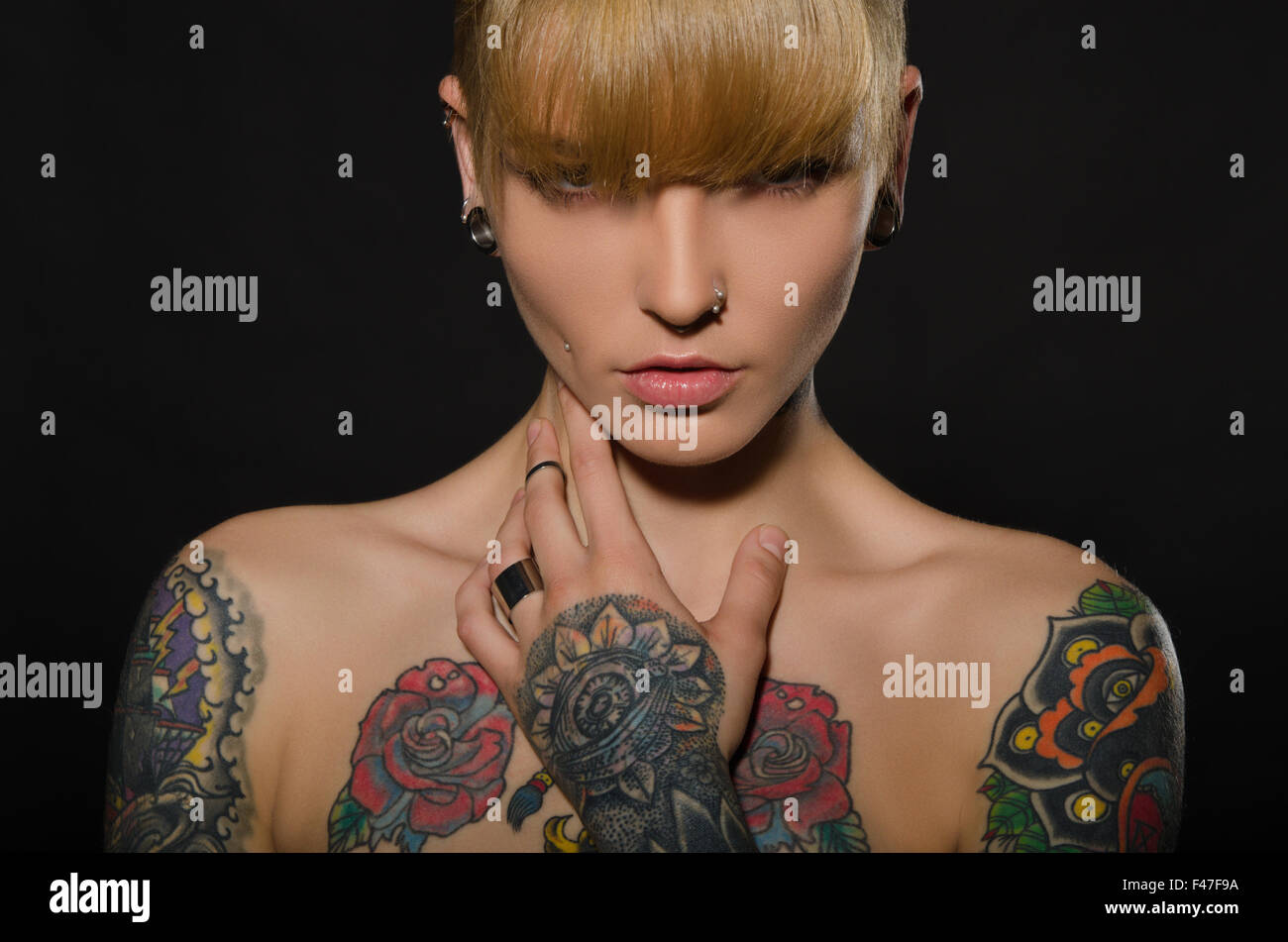 Belle blonde avec un tatouage sur le corps Banque D'Images
