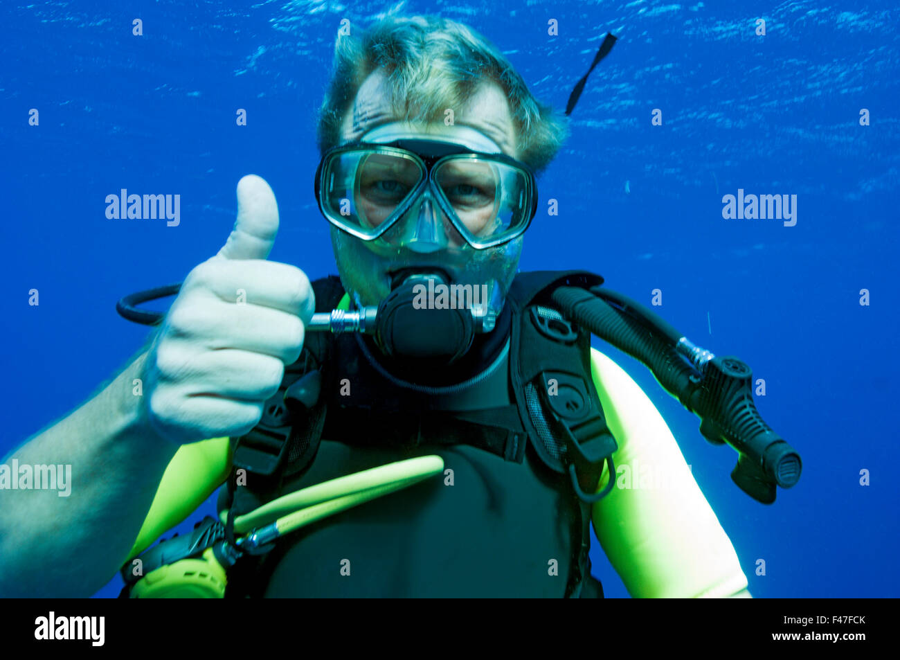 Un plongeur dans l'eau bleu doing Thumbs up, de l'Égypte. Banque D'Images