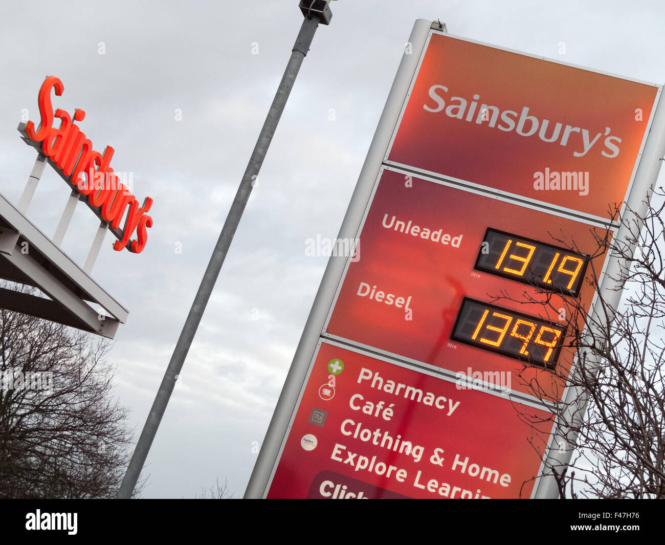 Sainsbury's station de remplissage d'essence à partir de 2012 lors de l'inscription Le prix de l'essence ont été plus de 130 par litre Banque D'Images