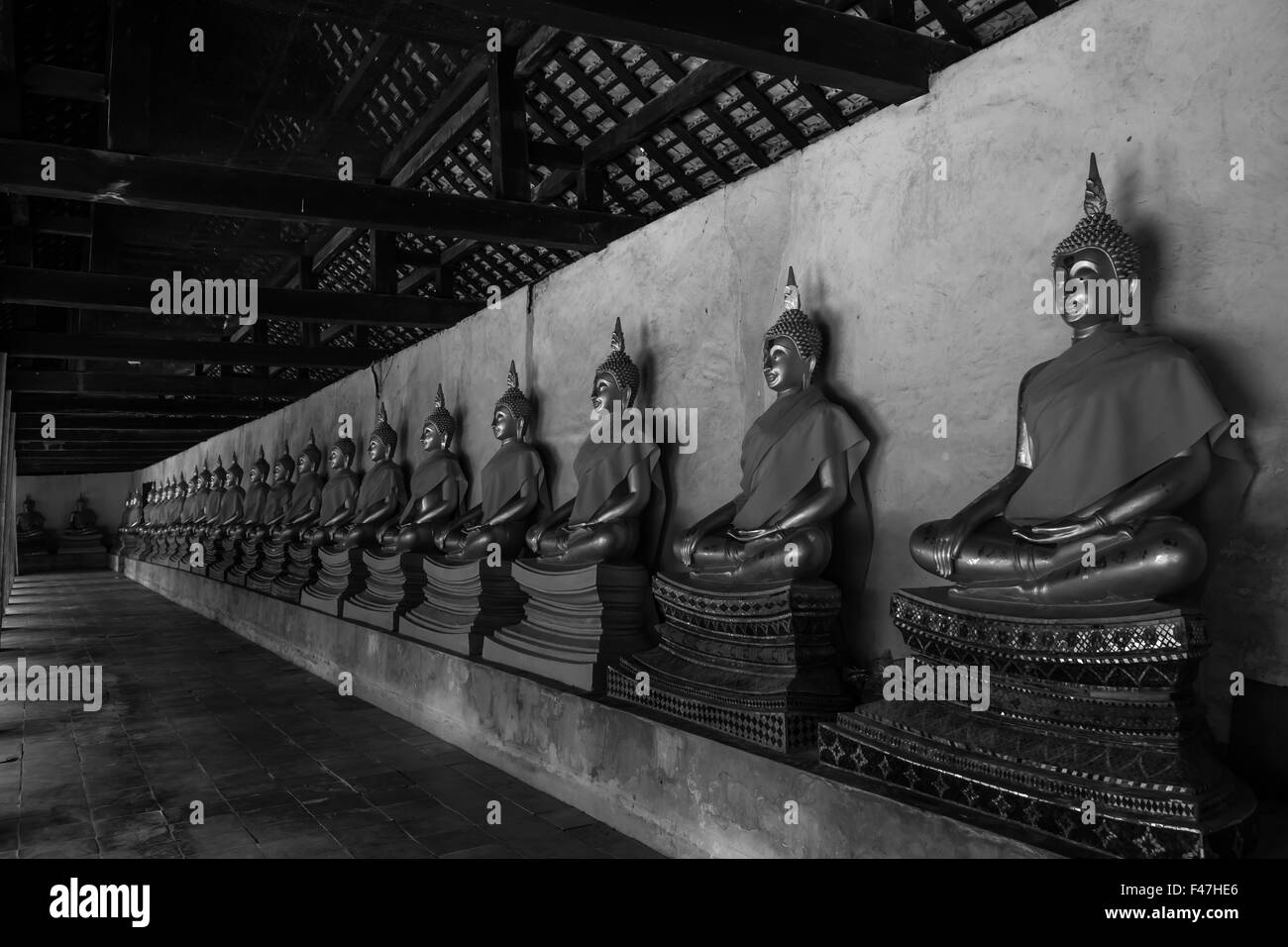 Le hall principal du Wat Putthaisawan avec golden Buddha statue Wat Putthaisawan est un célèbre temple d'Ayutthaya, Thaïlande Banque D'Images