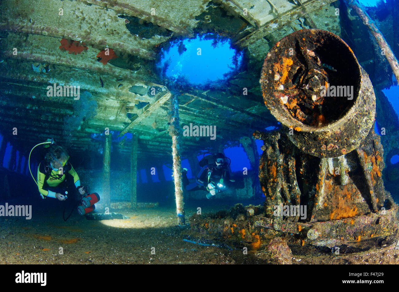 Naufrage MV Cominoland et scuba diver, Xwejni-Bay, Gozo, Malte, Europe du Sud, Mer Méditerranée Banque D'Images