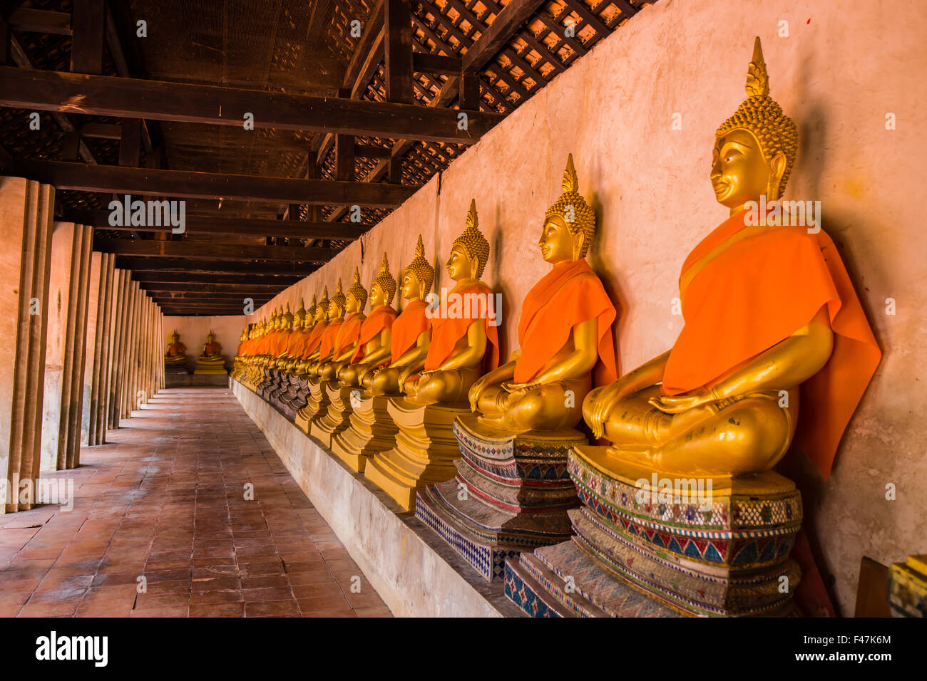 Le hall principal du Wat Putthaisawan avec golden Buddha statue à Ayutthaya, Thaïlande Banque D'Images