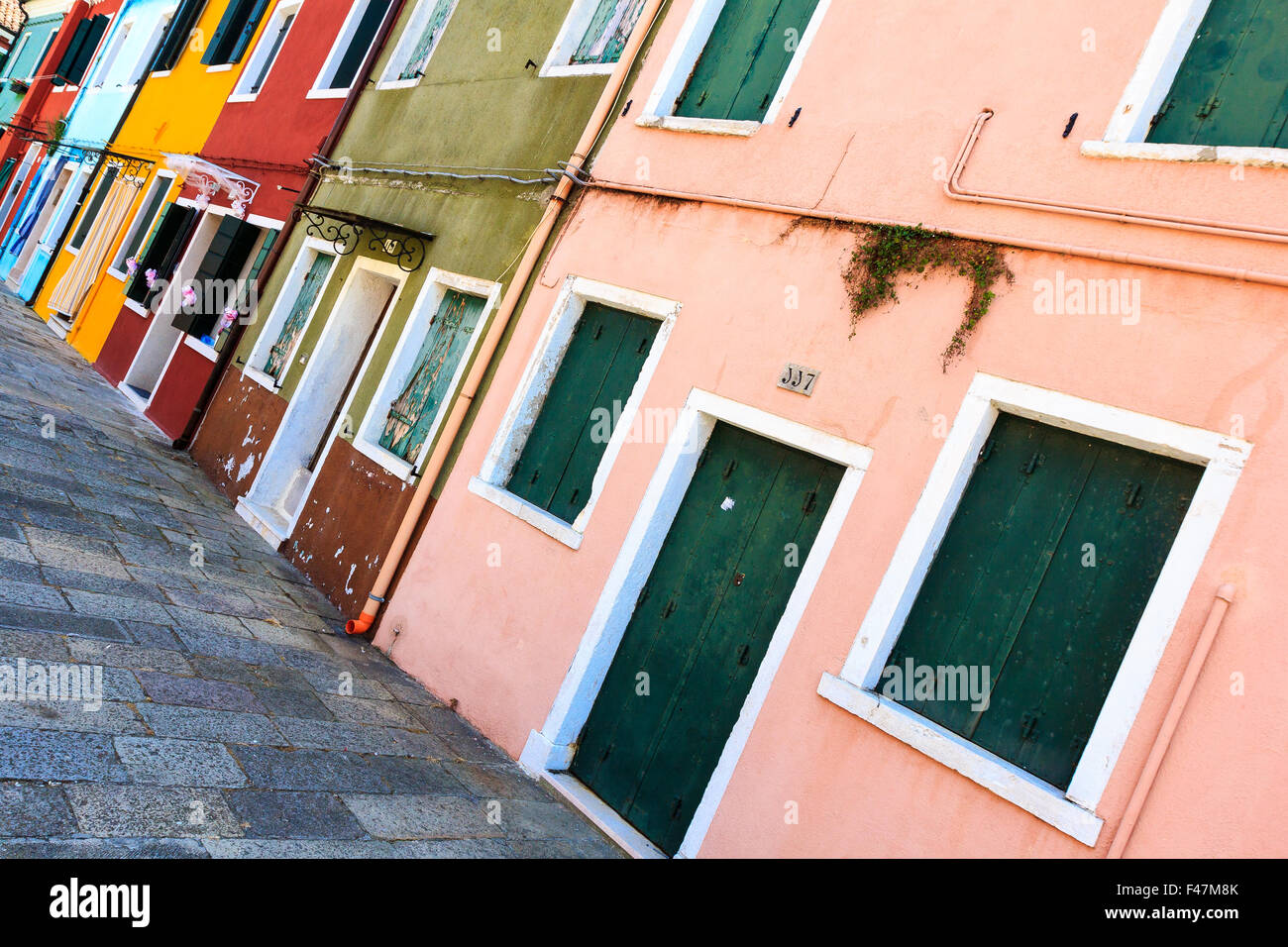 Porte, fenêtre, rouge, obturateur, vieux, Fame, maison, vert, brun, Marches, escaliers, fenêtres, couleur, couleur, couleurs, Couleurs, Vibreur, Banque D'Images