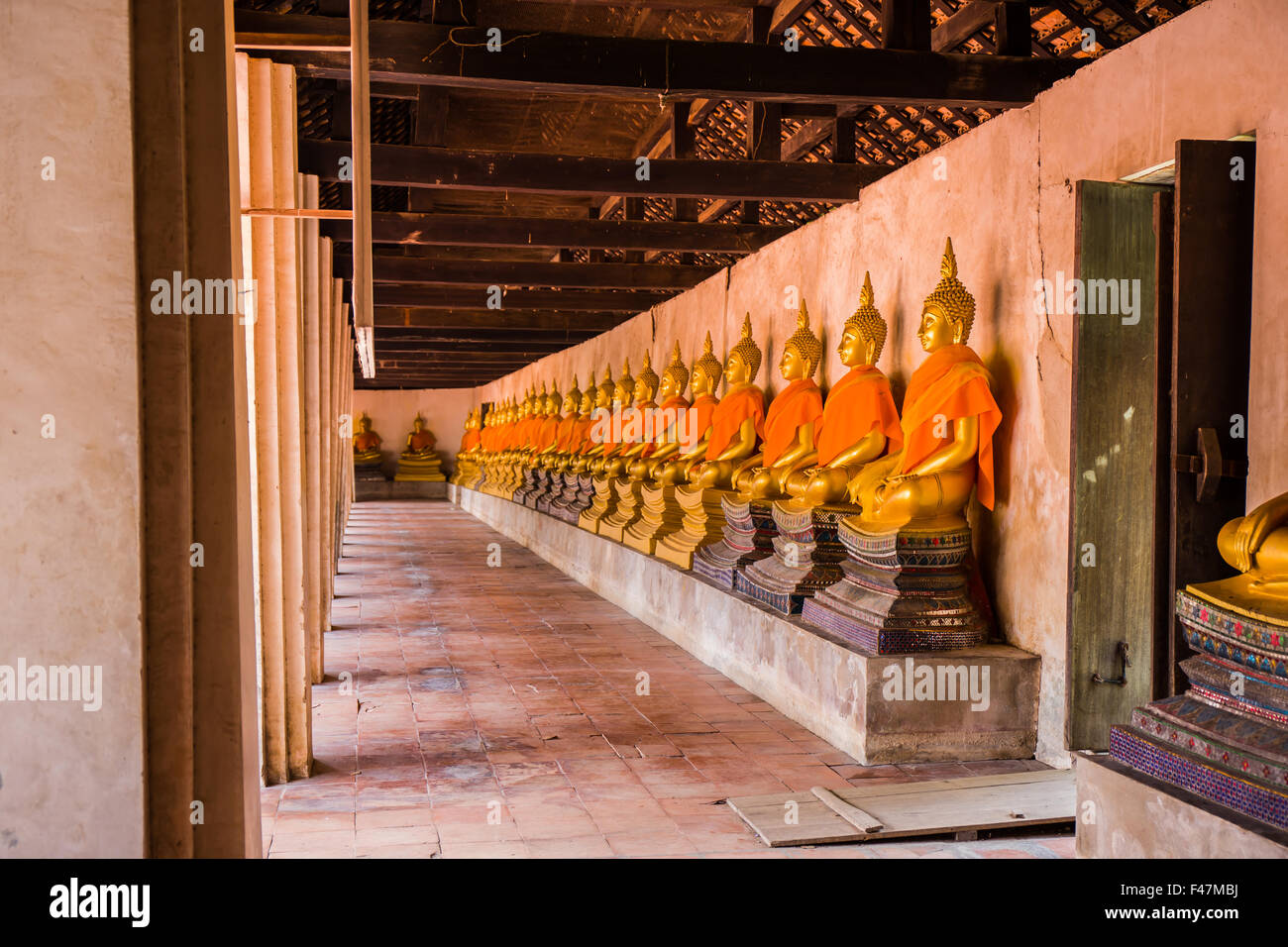 Le hall principal du Wat Putthaisawan avec golden Buddha statue in Ayutthaya, Thaïlande Banque D'Images