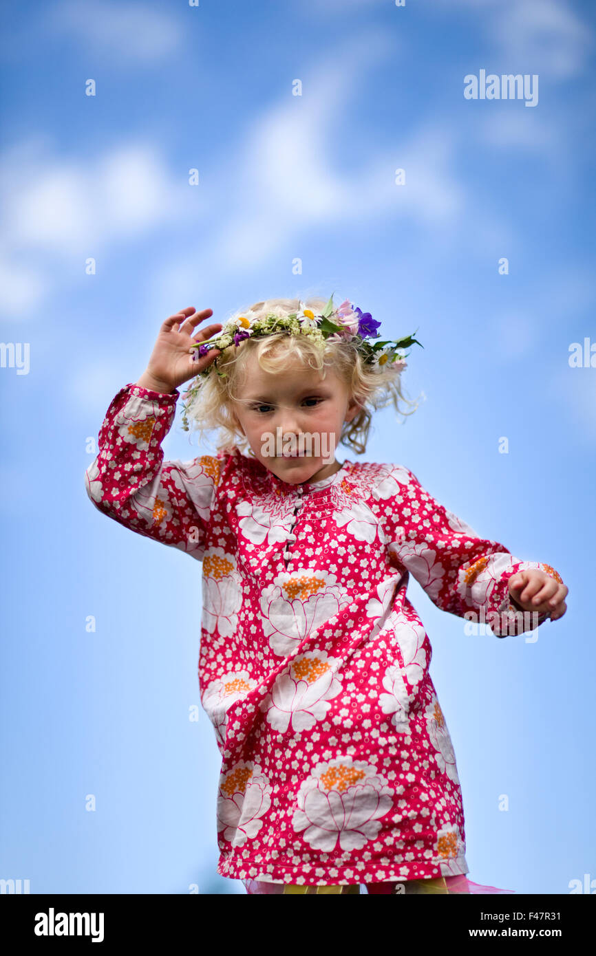 Seulement les enfants célébration couleur ciel clair libre copie espace jour habillé robe fleurie d'âge élémentaire vue avant pour professionnels Banque D'Images