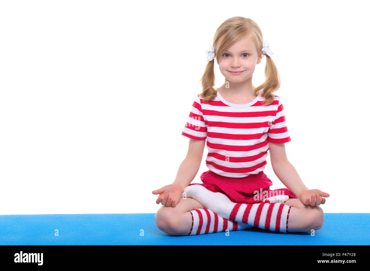 Fille avec les yeux ouverts sur la pratique du yoga Banque D'Images