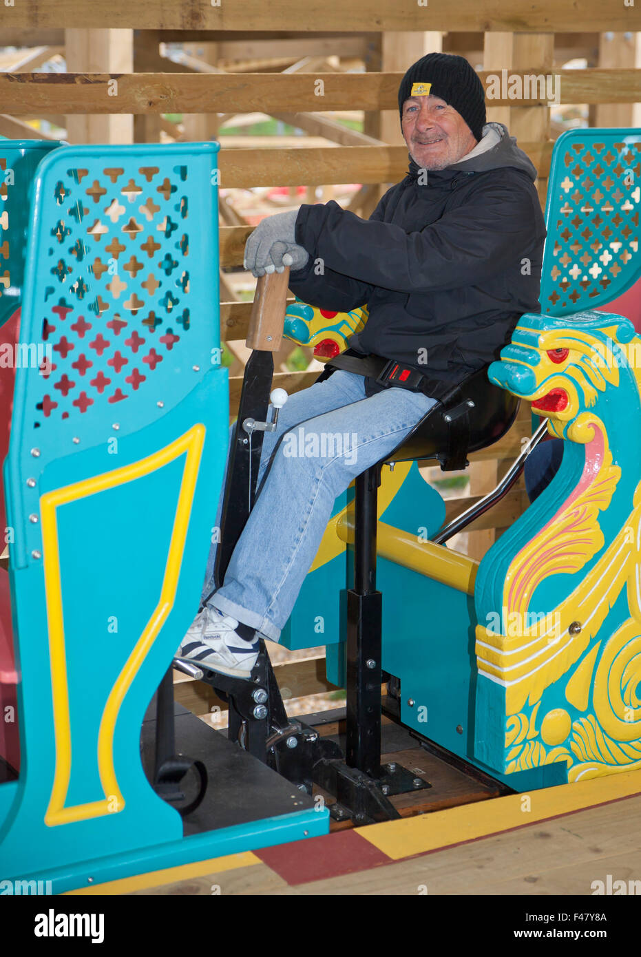 Dreamland, Margate, Kent, UK. 15 octobre 2015. Journée de lancement pour le pittoresque chemin de fer en bois montagnes russes au plaisir Dreamland Park, l'homme d'utiliser le système de freinage. Crédit : Tony Watson/Alamy Live News Banque D'Images