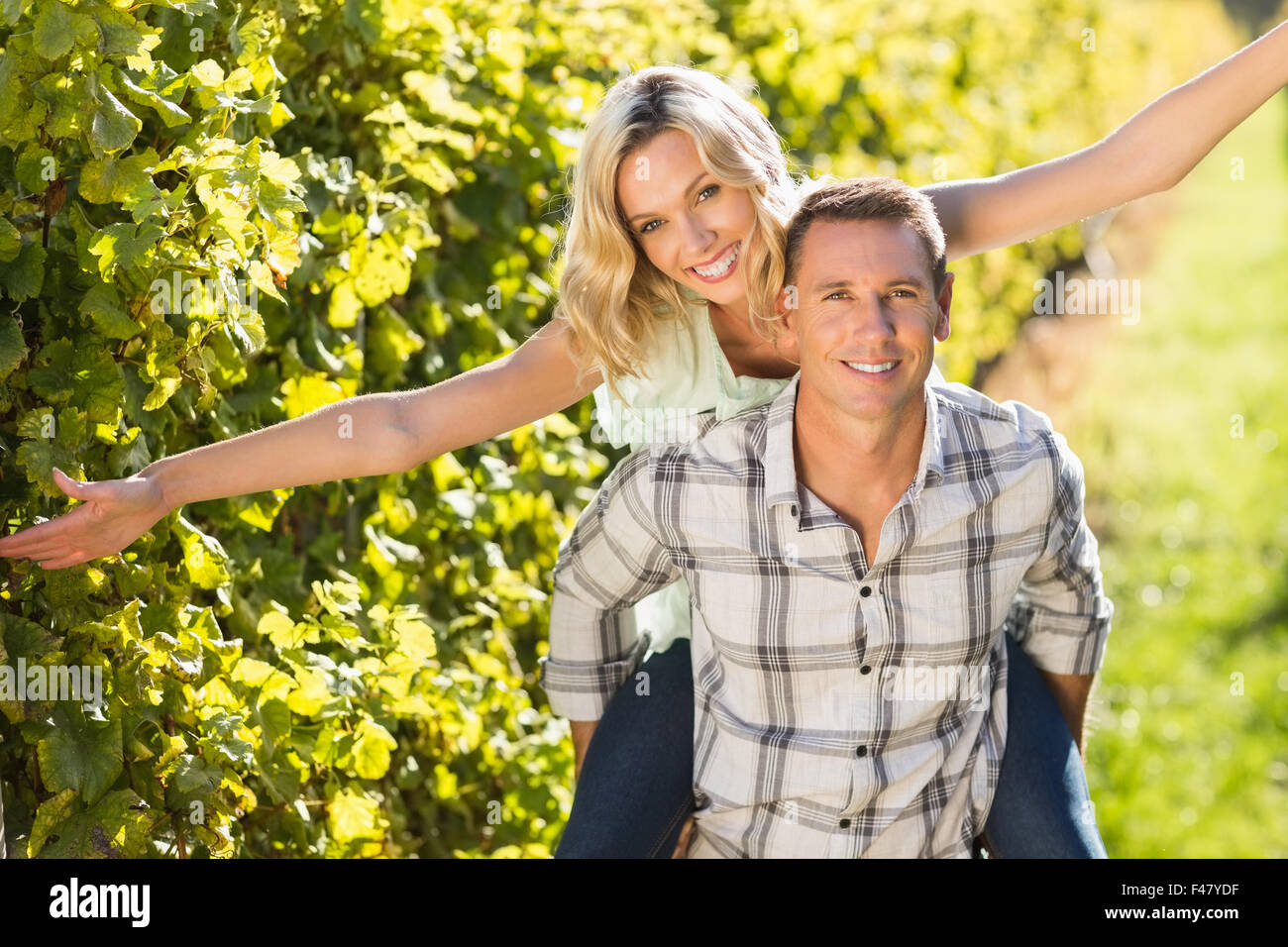Portrait of smiling man donnant sa femme un regard de grapevine Banque D'Images Portrait of smiling man donnant sa femme un regard de grapevine Banque D'Images