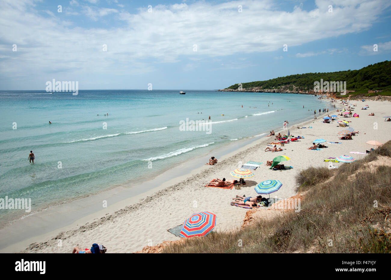 Les touristes se faire bronzer et nager à la belle plage de sable de Binigaus sur l'île de Minorque espagne Banque D'Images
