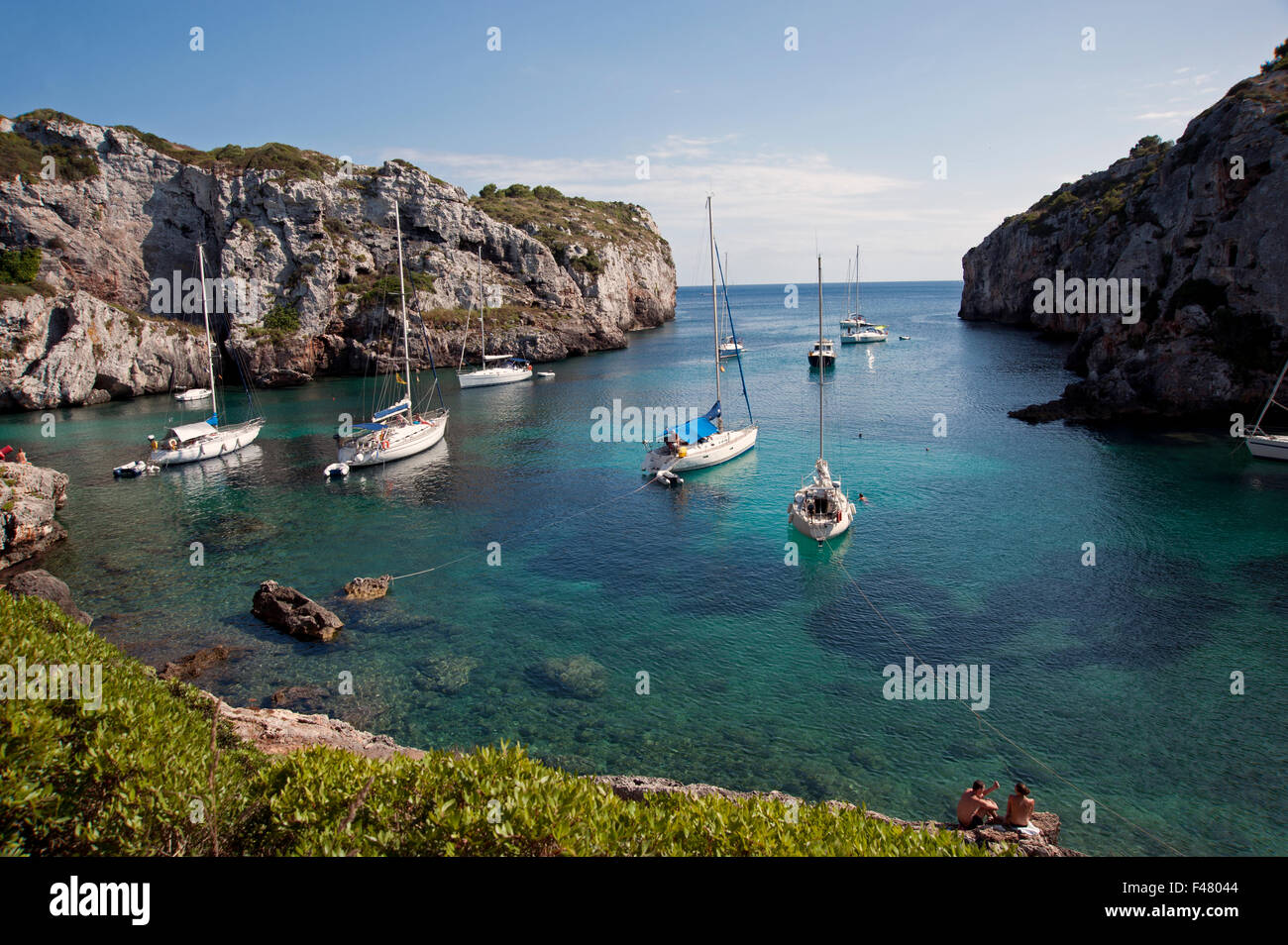 Yachts amarrés dans la crique rocheuse isolée de l'ACSAL criques sur l'île de Minorque espagne Banque D'Images