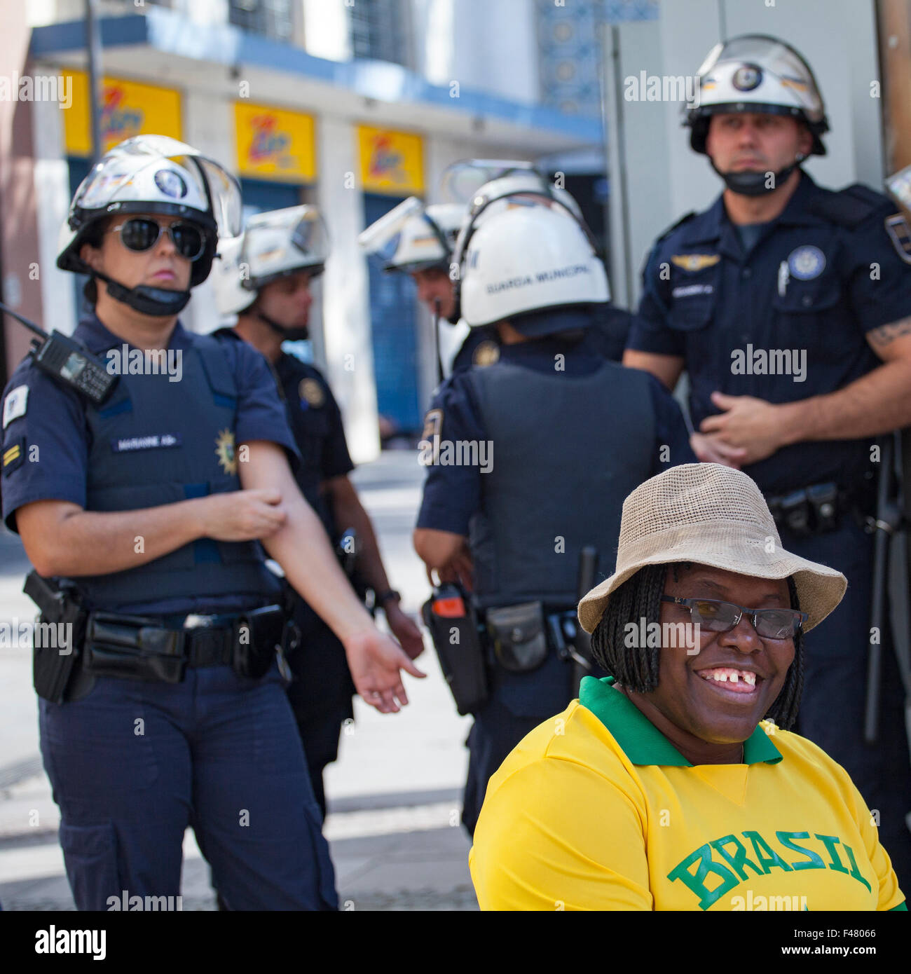 Femme afro avec des policiers lors d'une manifestations anti-gouvernementales au Brésil, Dilma demande d'impeachment Roussefs Banque D'Images