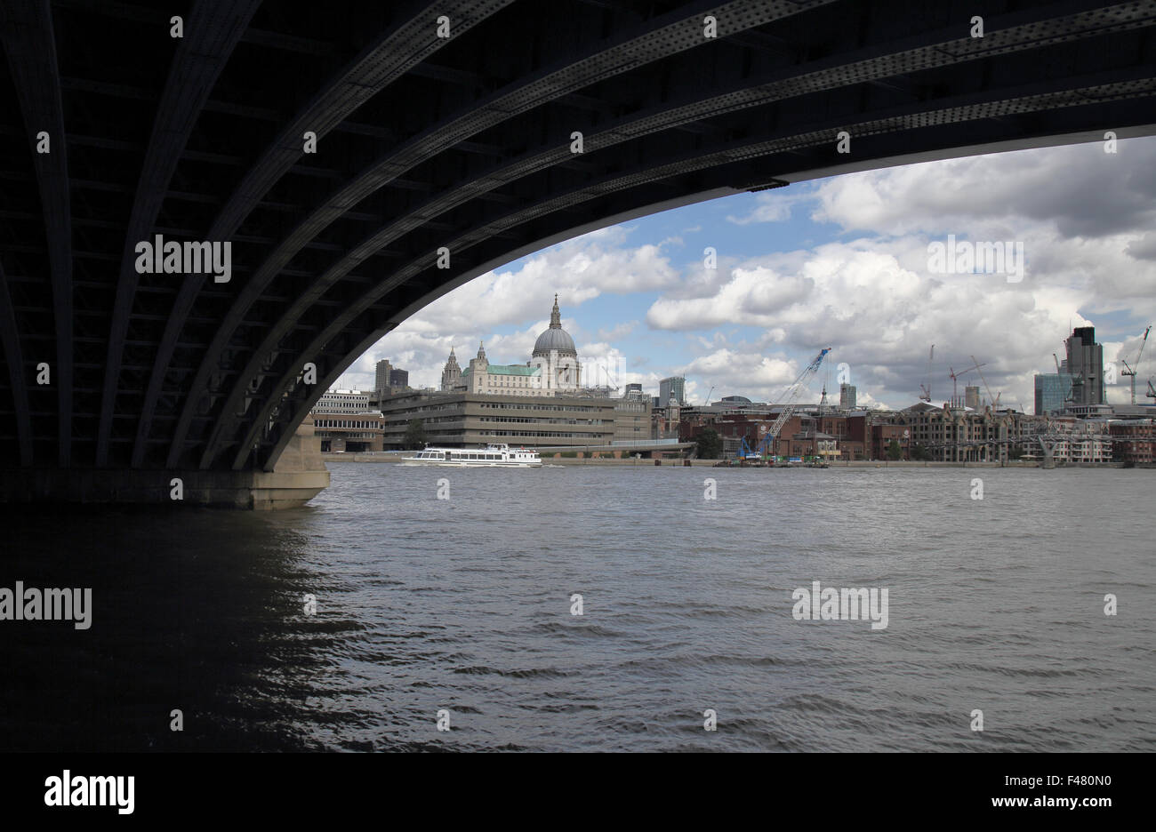 Vue du dessous Blackfriars Bridge sur la Tamise à Londres Banque D'Images Vue du dessous Blackfriars Bridge sur la Tamise à Londres Banque D'Images