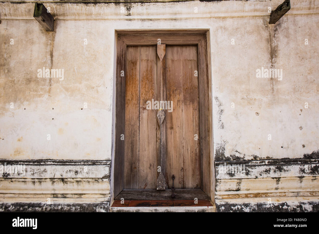 Cadre de porte en bois dans un sanctuaire antique. Wat Putthaisawan, Ayutthaya, Thaïlande. Banque D'Images
