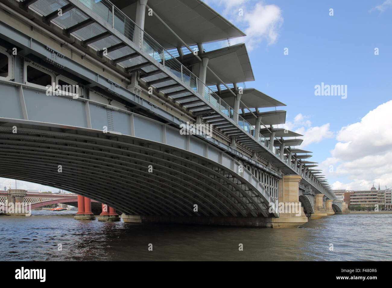 Blackfriars station pont de chemin de fer et sur la Tamise à Londres Banque D'Images Blackfriars station pont de chemin de fer et sur la Tamise à Londres Banque D'Images