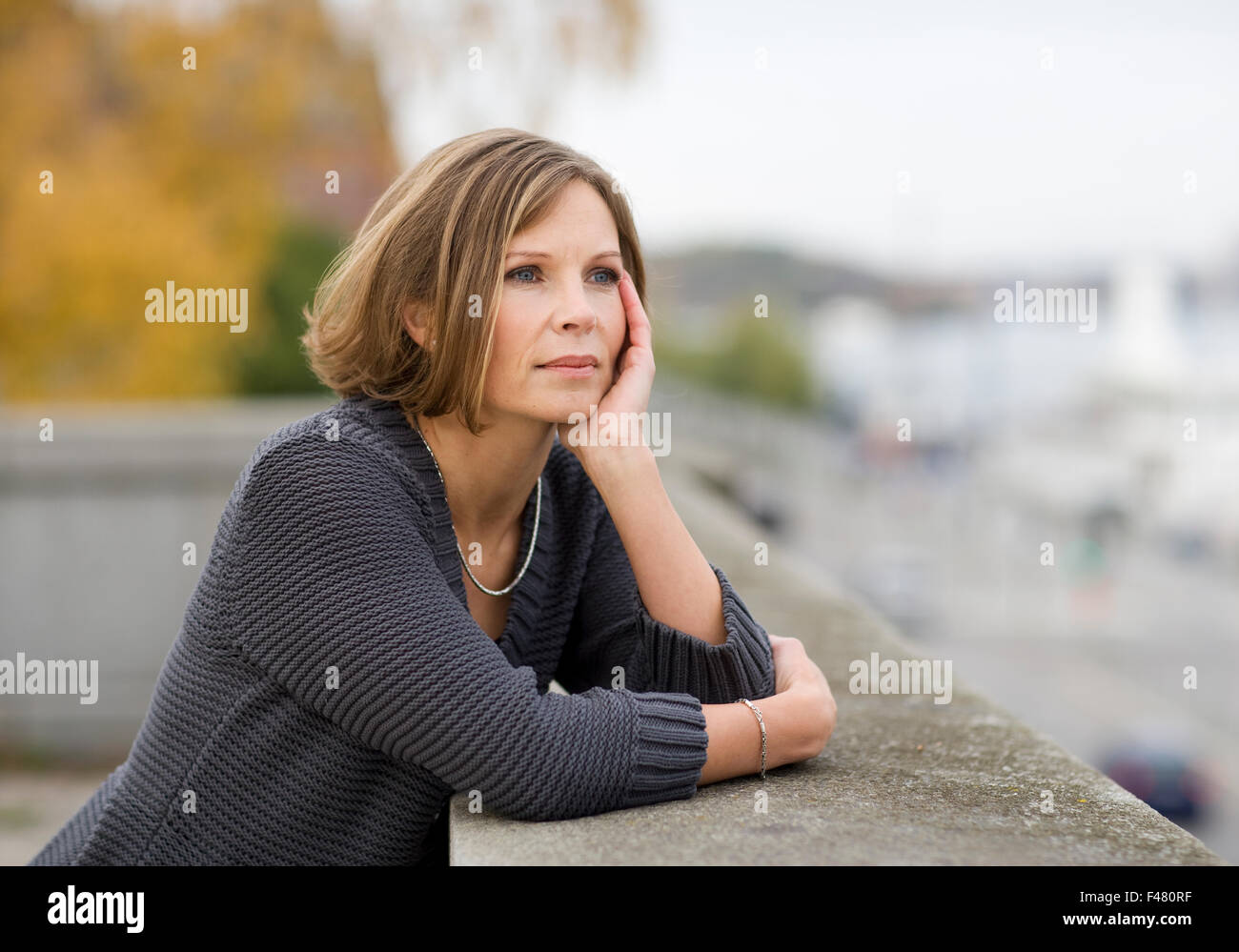 Portrait d'une femme appuyée contre un mur de pierre, la Suède. Banque D'Images Portrait d'une femme appuyée contre un mur de pierre, la Suède. Banque D'Images