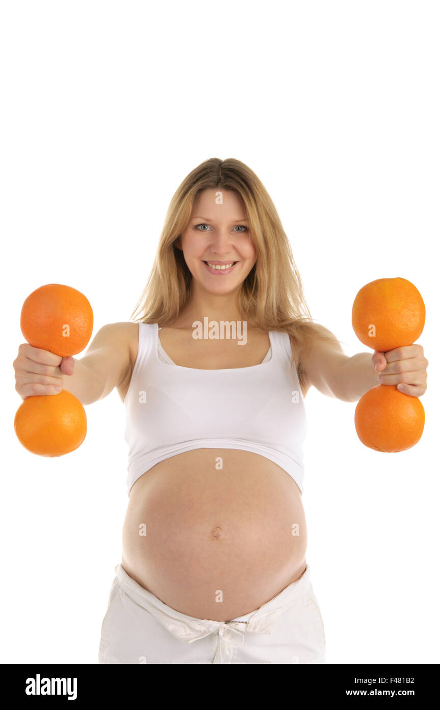 Les femmes enceintes qui participent à des oranges de remise en forme Banque D'Images