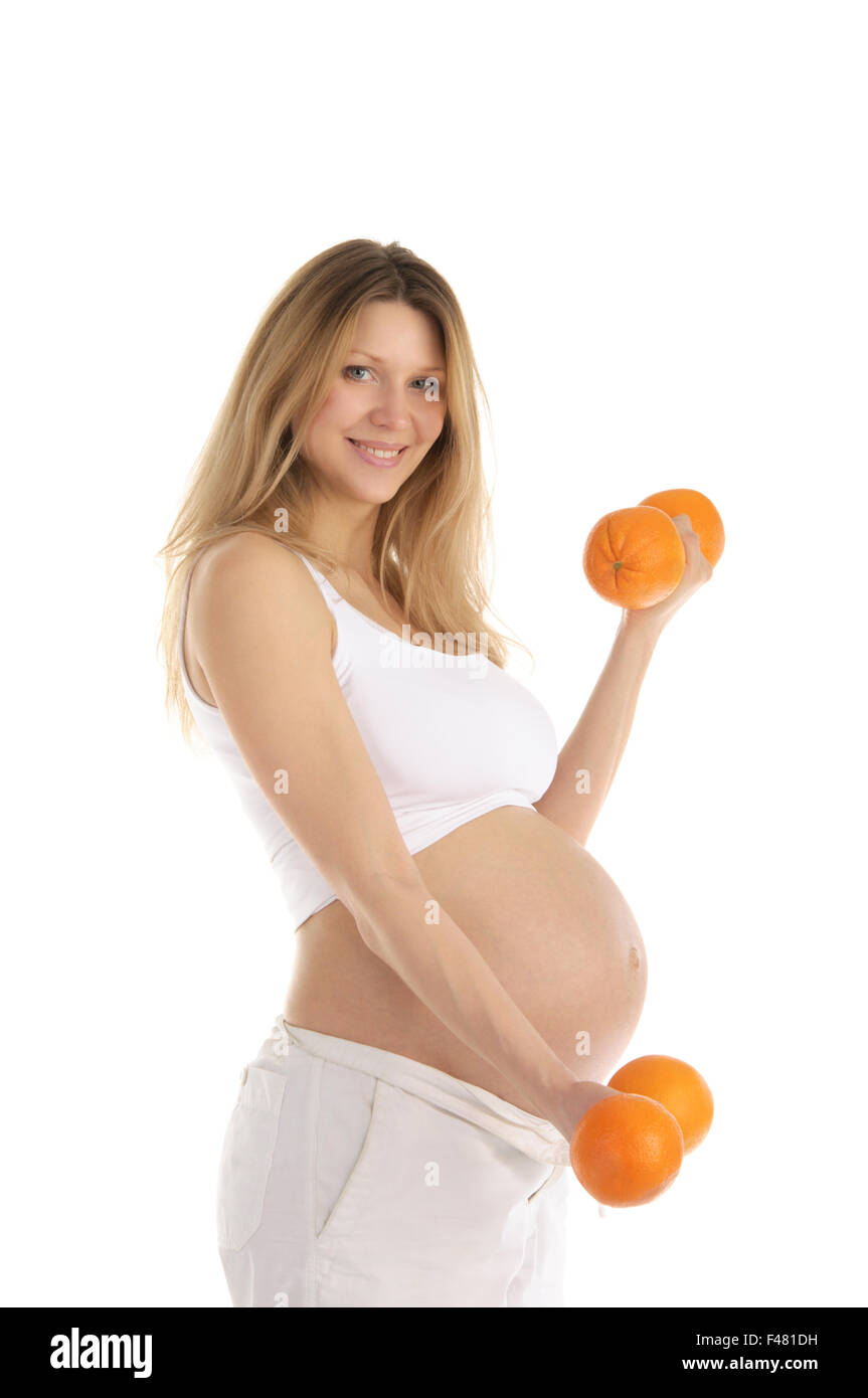 Les femmes enceintes qui participent à des oranges de remise en forme Banque D'Images