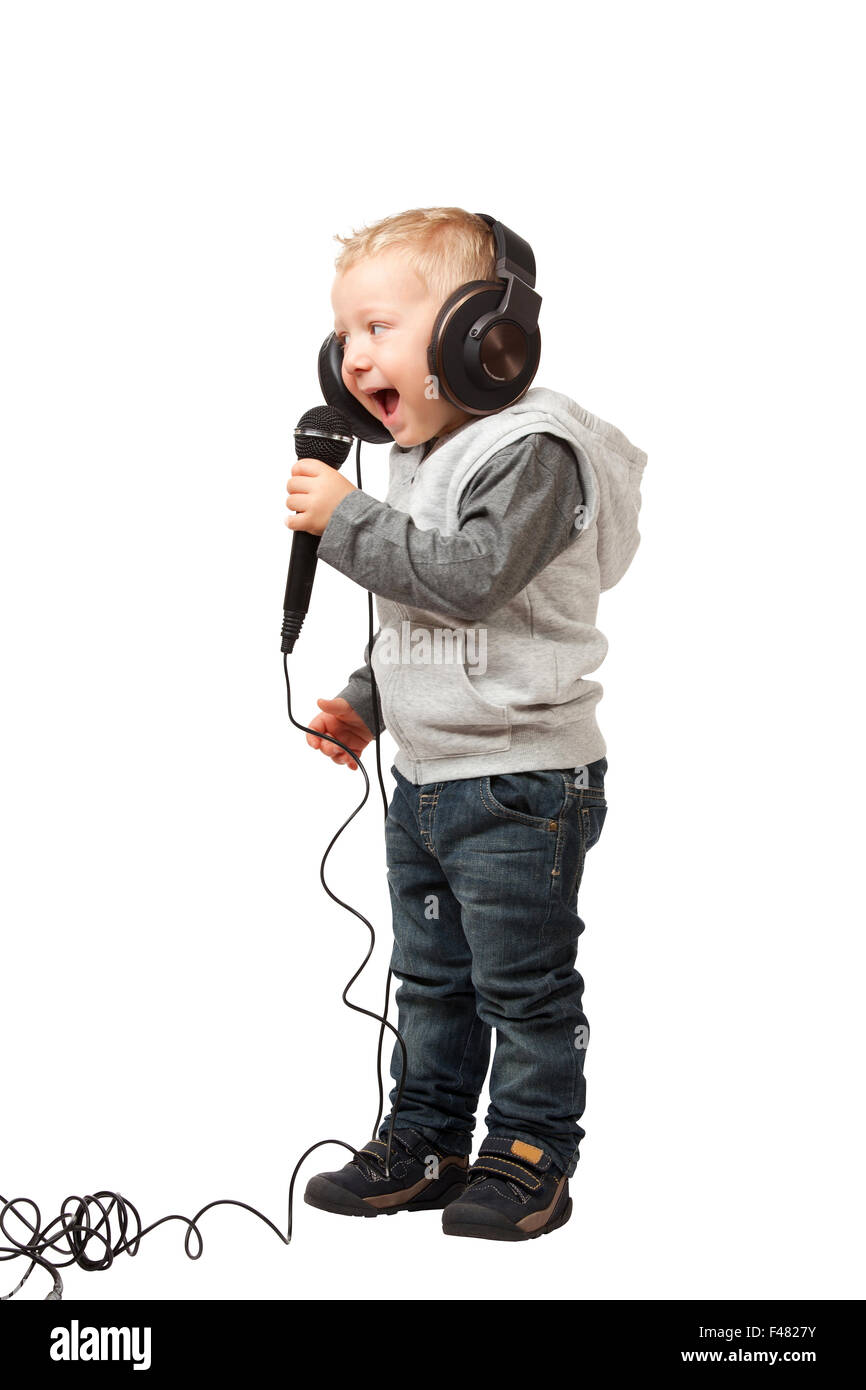 Portrait of little singer avec microphone Banque D'Images