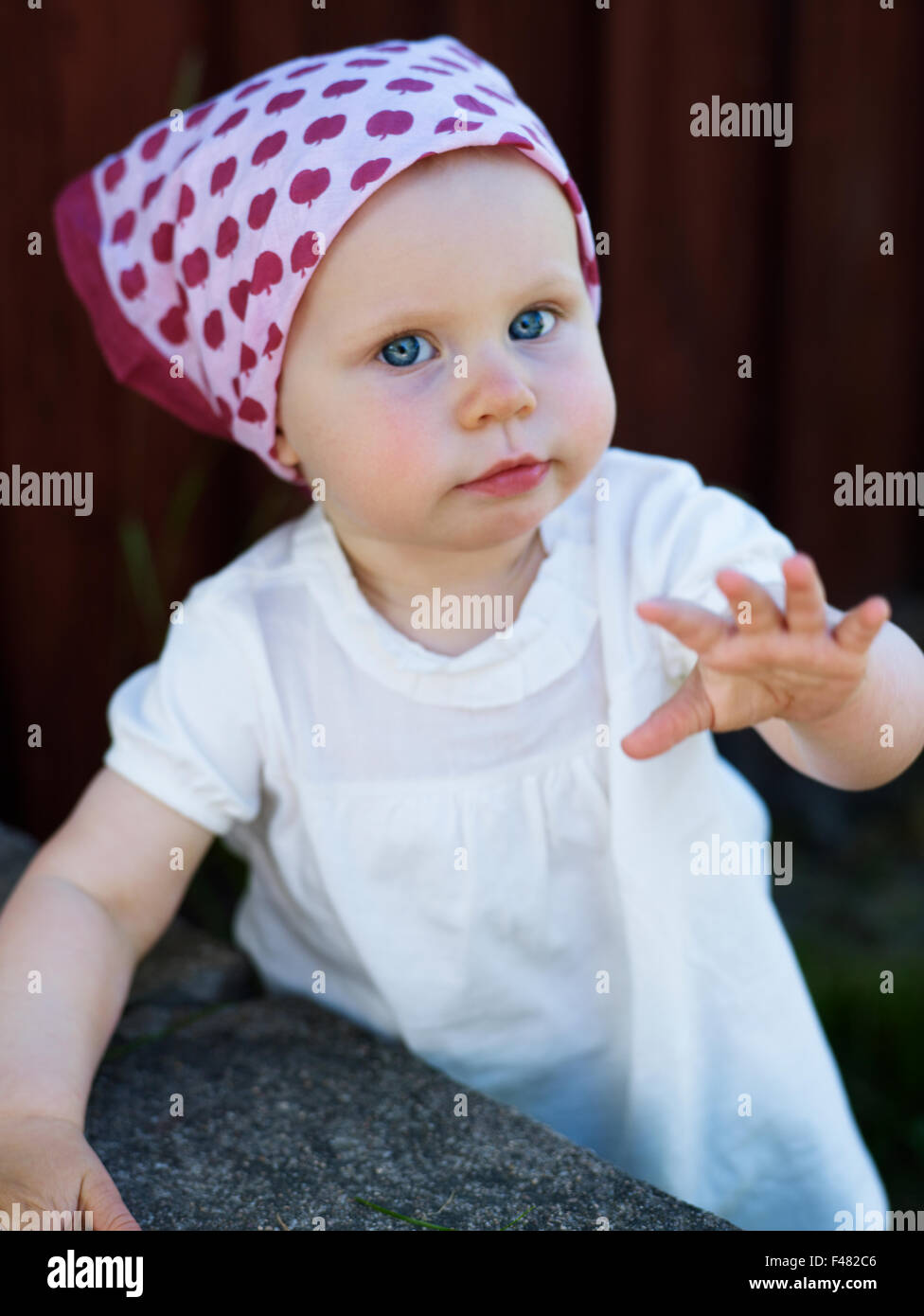 Une Petite Fille Avec Un Foulard Autour De Sa Tete La Suede Photo Stock Alamy Une Petite Fille Avec Un Foulard Autour De Sa Tete La Suede Photo Stock Alamy