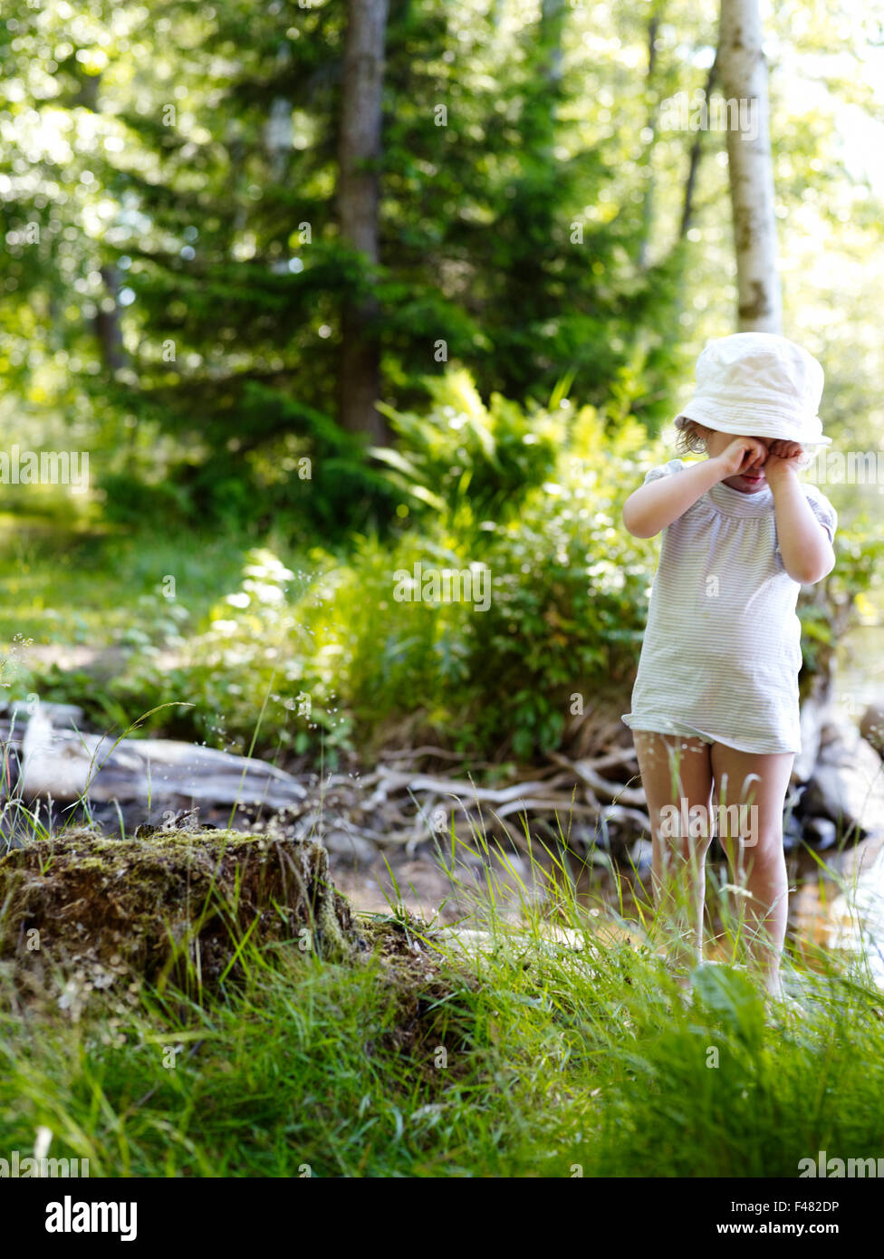 Une petite fille se cachant ses yeux, la Suède. Banque D'Images