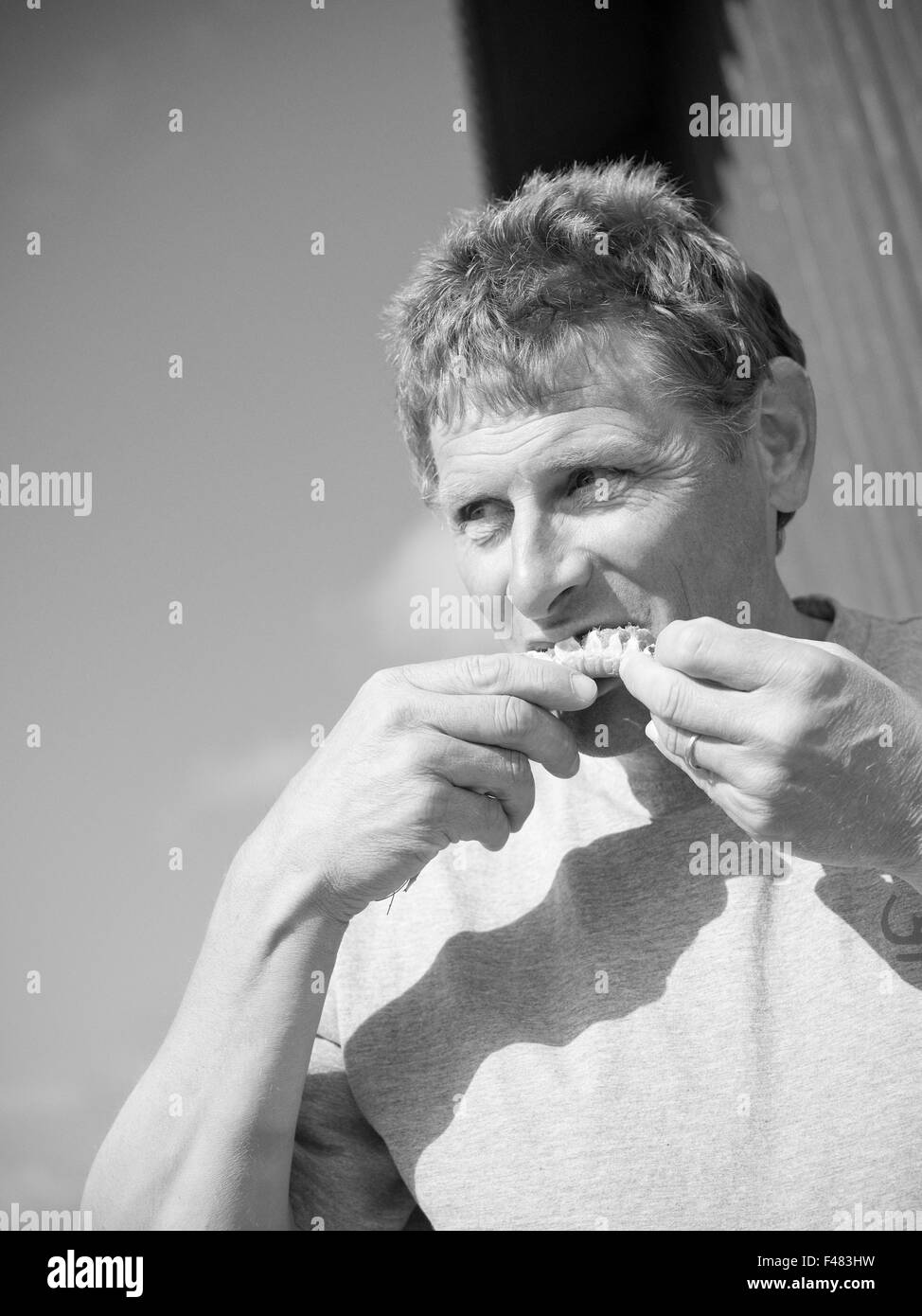 Un homme de manger un homard de la Norvège, de la Suède. Banque D'Images
