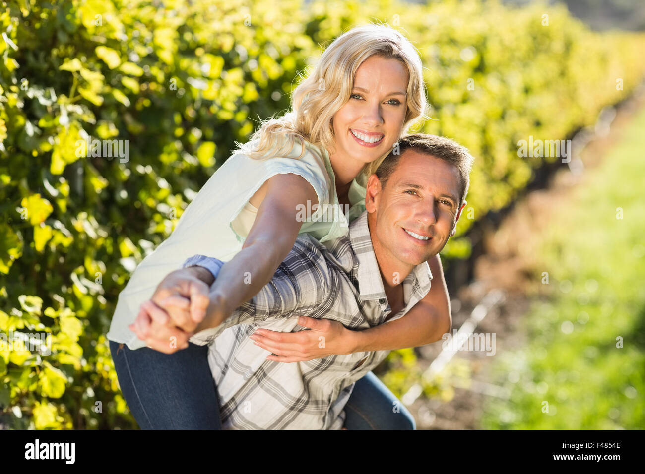 Portrait of smiling man donnant sa femme un regard de grapevine Banque D'Images Portrait of smiling man donnant sa femme un regard de grapevine Banque D'Images