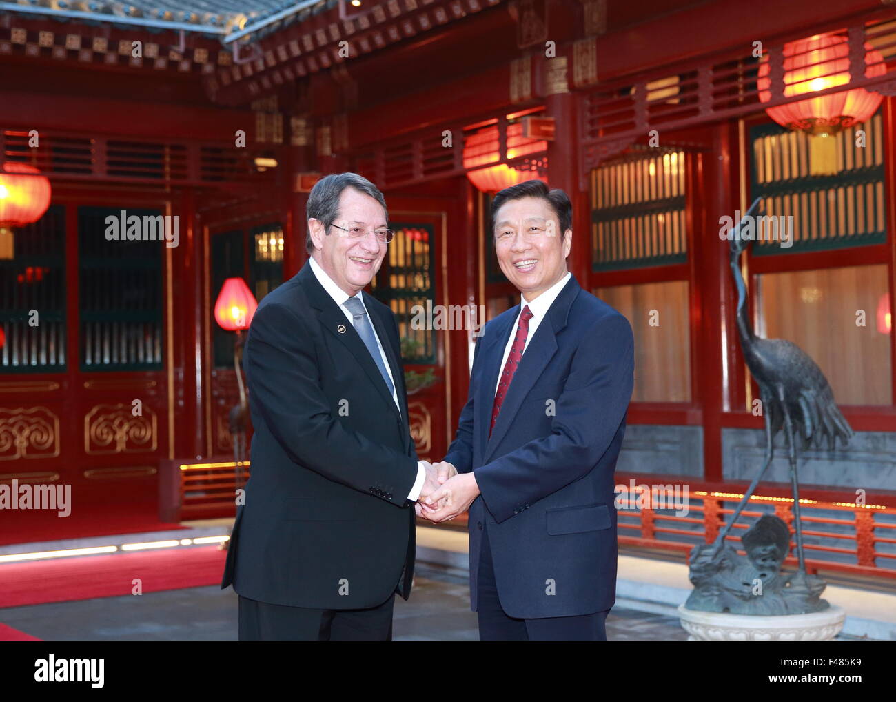 (151015) -- BEIJING, 15 octobre 2015 (Xinhua) -- Le Vice-président chinois Li Yuanchao rencontre le président chypriote Nicos Anastasiades à Beijing, Chine, le 15 octobre 2015. (Xinhua/Ding Haitao) (ZHS) Banque D'Images
