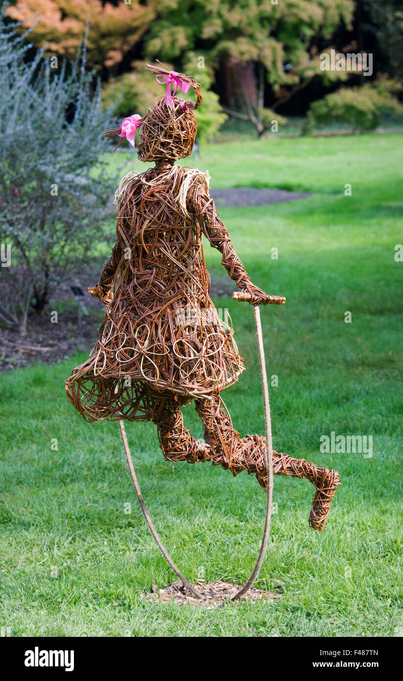 Willow girl skipping. Garden art sculpture à RHS Wisley Gardens, Surrey, Angleterre Banque D'Images