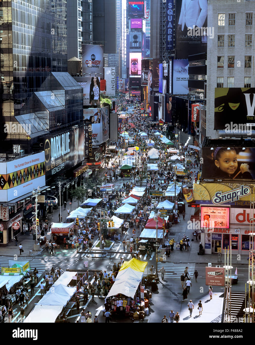 Un dimanche matin sur le marché de la rue Broadway, New York. Times Square à l'extrême fin. Banque D'Images