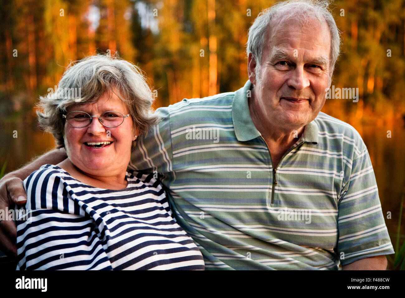 Un couple au coucher du soleil, la Suède. Banque D'Images
