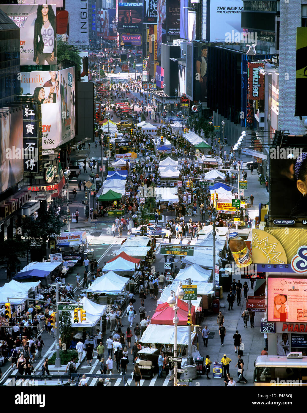Un dimanche matin sur le marché de la rue Broadway, New York. Times Square à l'extrême fin. Banque D'Images Un dimanche matin sur le marché de la rue Broadway, New York. Times Square à l'extrême fin. Banque D'Images