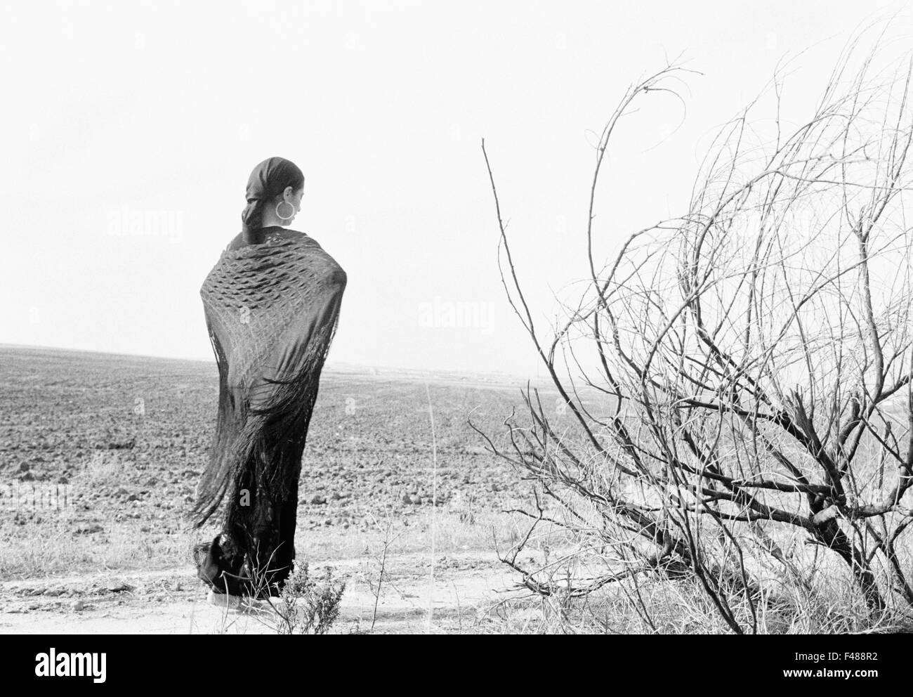 Modèle féminin en robe longue sur un champ, l'Espagne. Banque D'Images