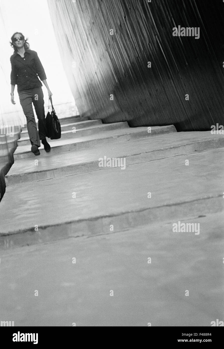 Femme dans une ruelle Banque de photographies et d’images à haute ...