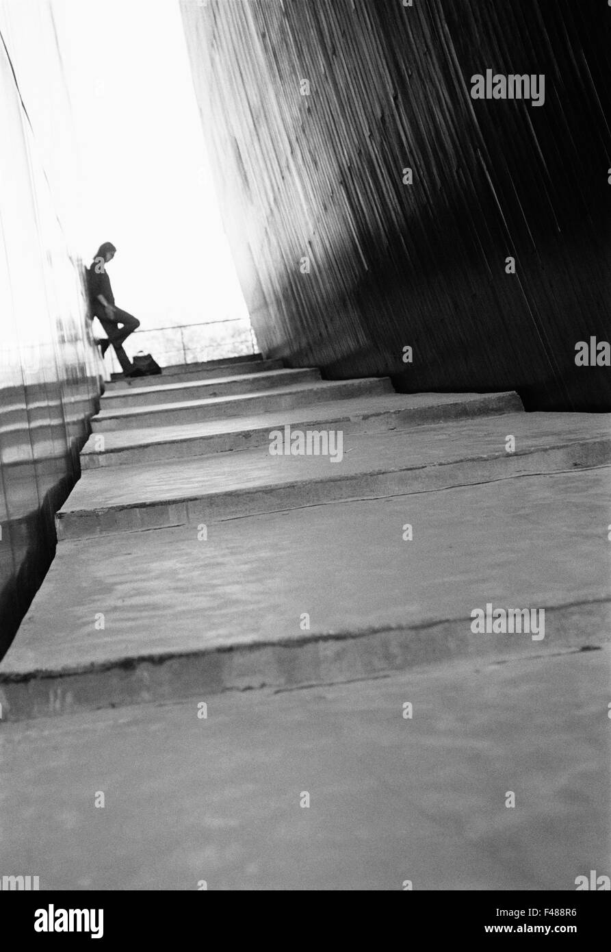 Femme dans une ruelle Banque de photographies et d’images à haute ...