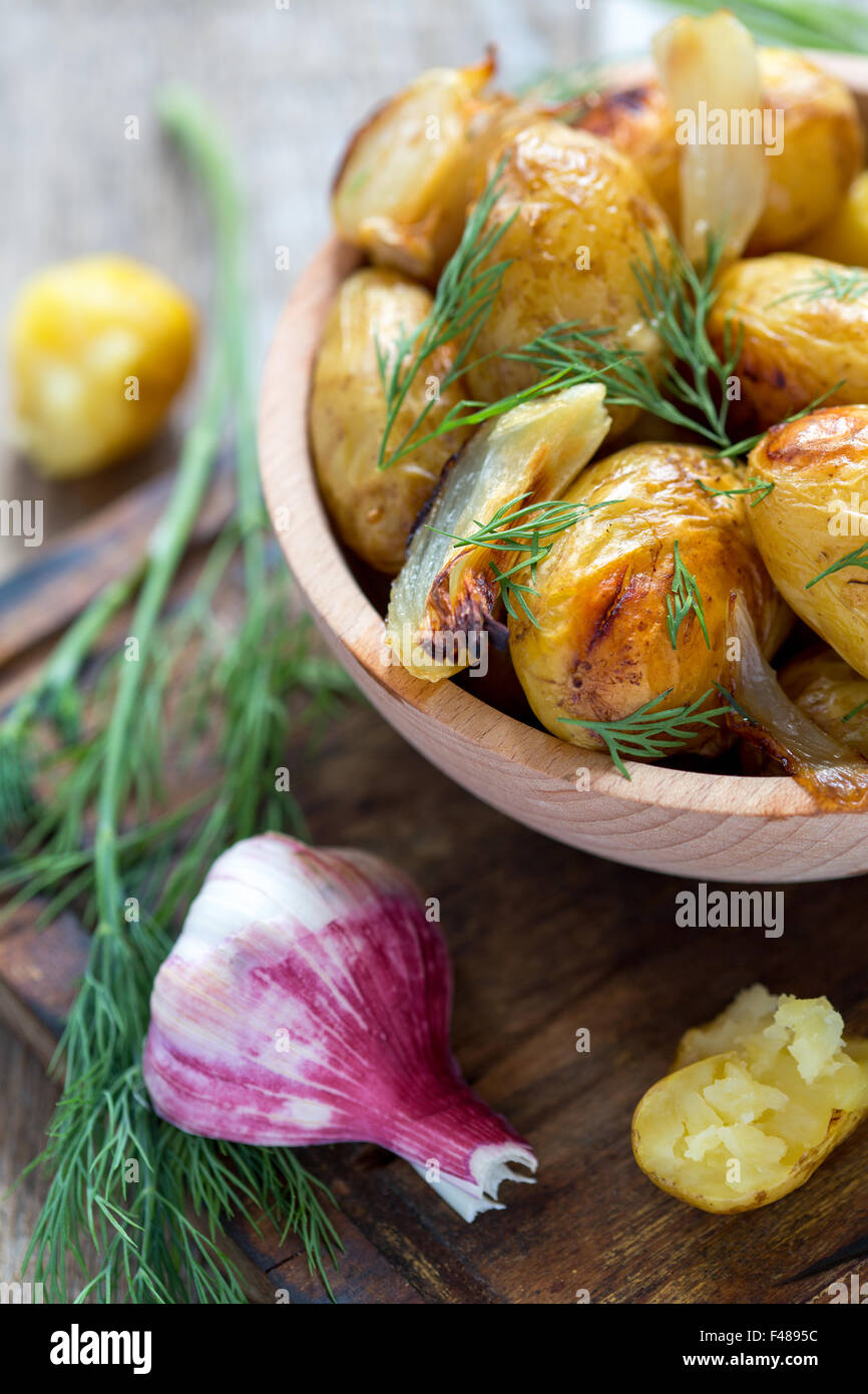 Pommes de terre au four, de l'aneth et l'ail. Banque D'Images