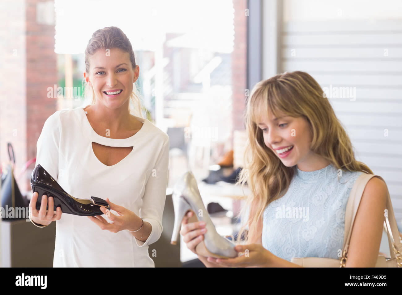 De belles femmes à la recherche de nouvelles chaussures Banque D'Images