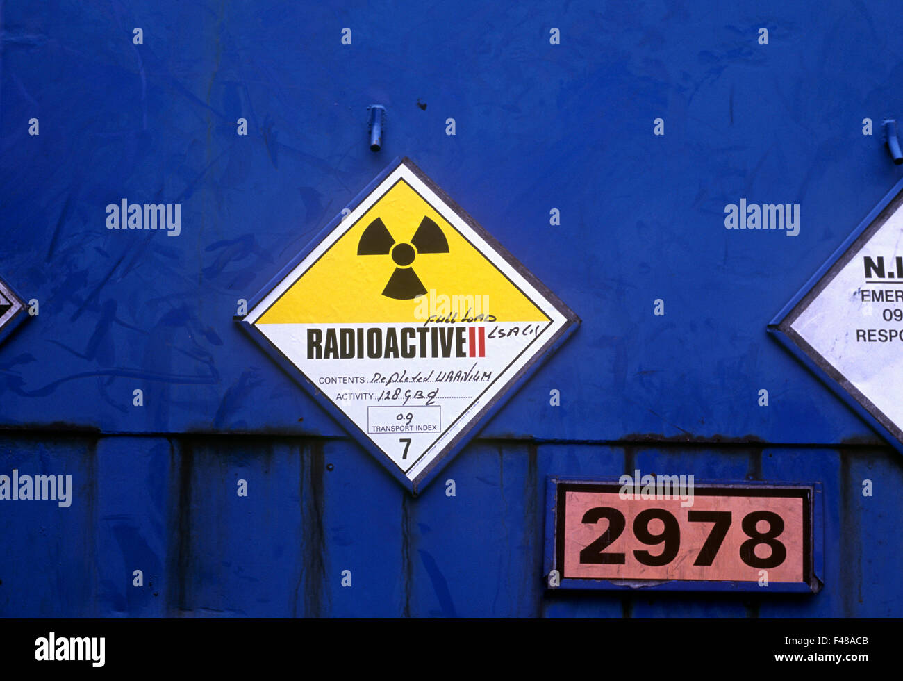 Symbole de mise en garde contre les rayonnements à l'arrière d'un camion transportant des fûts d'uranium appauvri. Banque D'Images