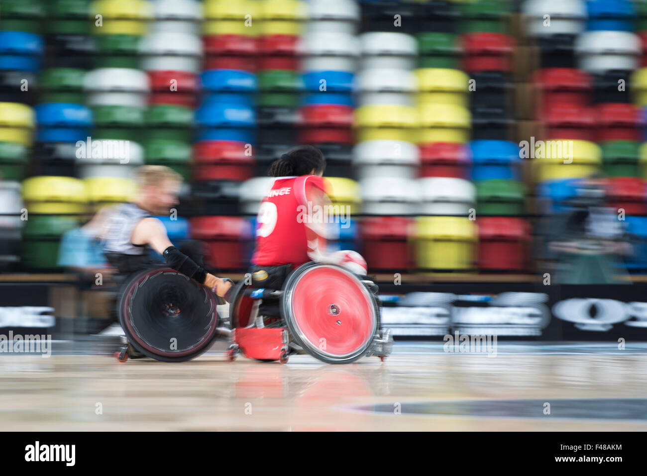 Londres, Royaume-Uni. 15 Oct, 2015. Gavin Rolton de Nouvelle-Zélande se détache avec vitesse dirigé à la ligne d'essayer de marquer pour la France au cours de la BT World Wheelchair Rugby Challenge 2015 match entre la Nouvelle-Zélande et la France à l'Arena de cuivre le jeudi 15 octobre 2015. Credit : Brandon Griffiths/Alamy Live News Banque D'Images