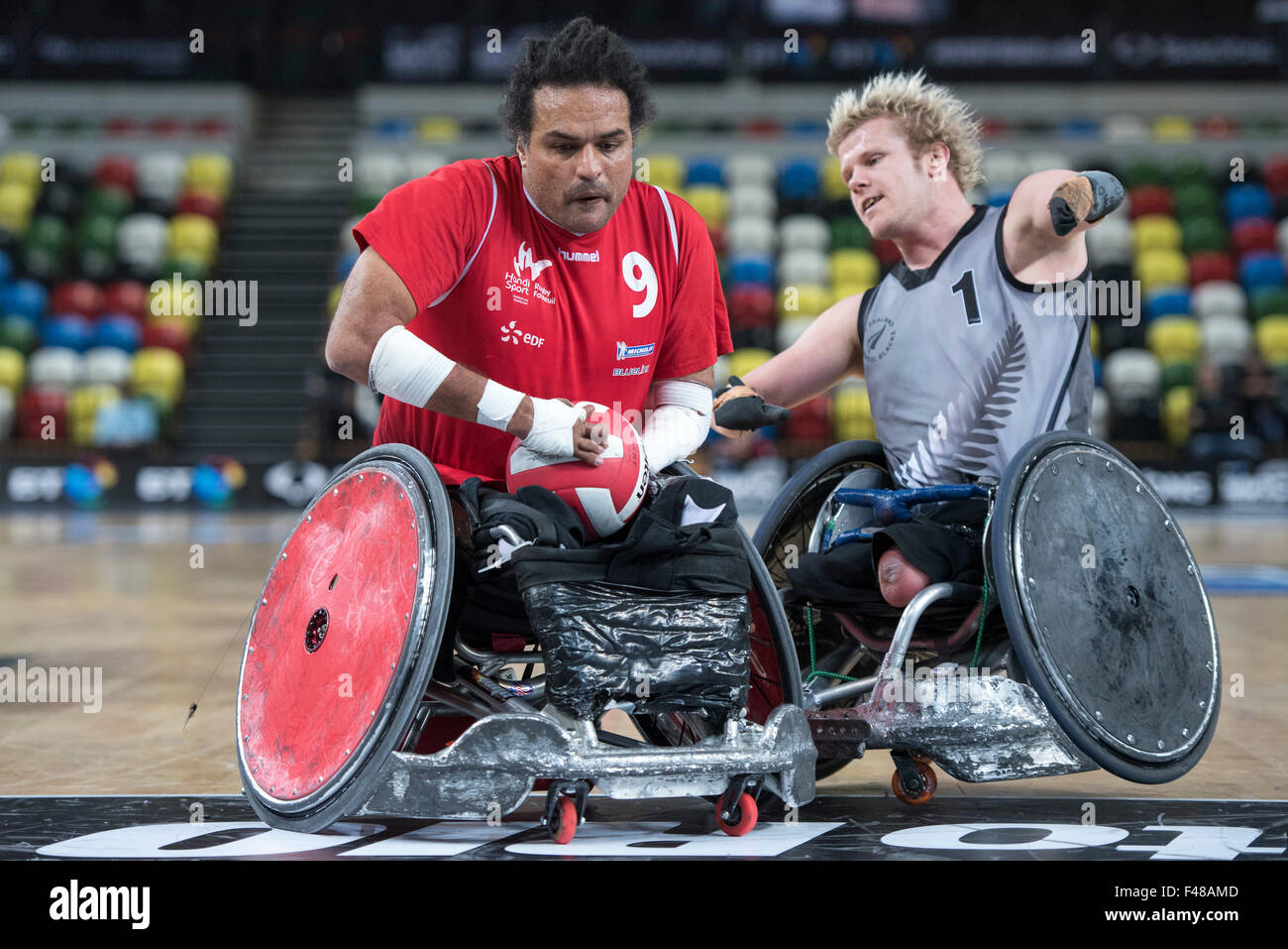 Londres, Royaume-Uni. 15 Oct, 2015. Leslie Cameron de la Nouvelle-Zélande hits Ryadh Sallem de France au cours de la BT World Wheelchair Rugby Challenge 2015 match entre la Nouvelle-Zélande et la France à l'Arena de cuivre le jeudi 15 octobre 2015. Credit : Brandon Griffiths/Alamy Live News Banque D'Images