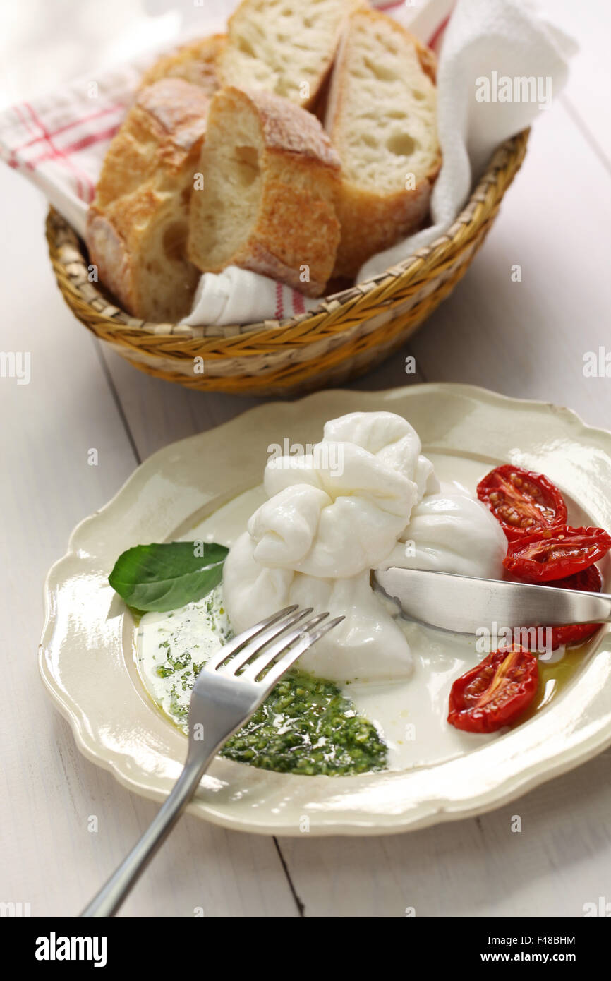 Burrata, fromage italien frais faits de mozzarella et de crème. Banque D'Images