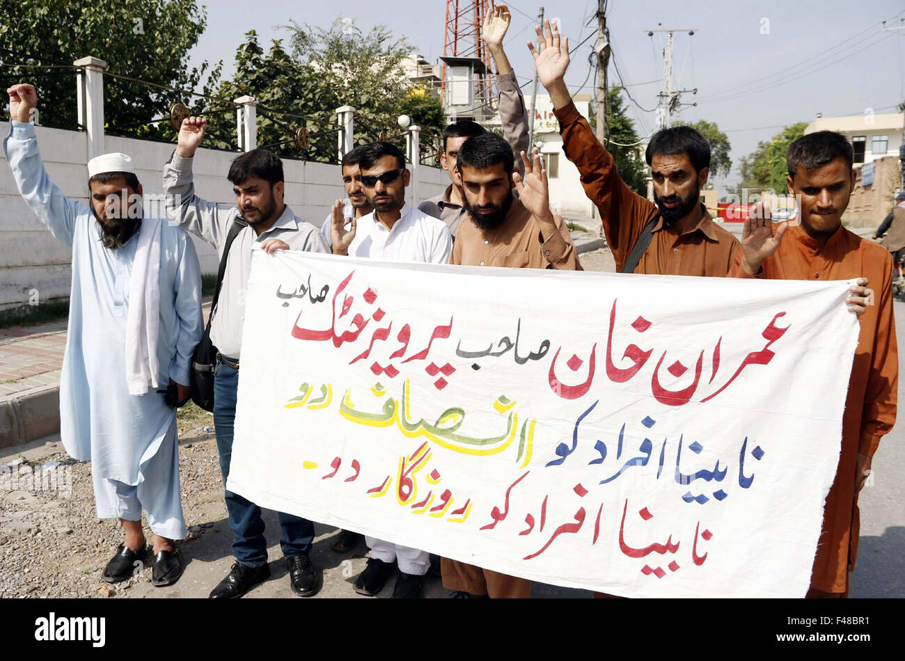 Désactiver les aveugles protestent contre le chômage au cours de la démonstration à l'occasion de 'Journée de la canne blanche" au press club de Peshawar, le jeudi 15 octobre, 2015. Banque D'Images