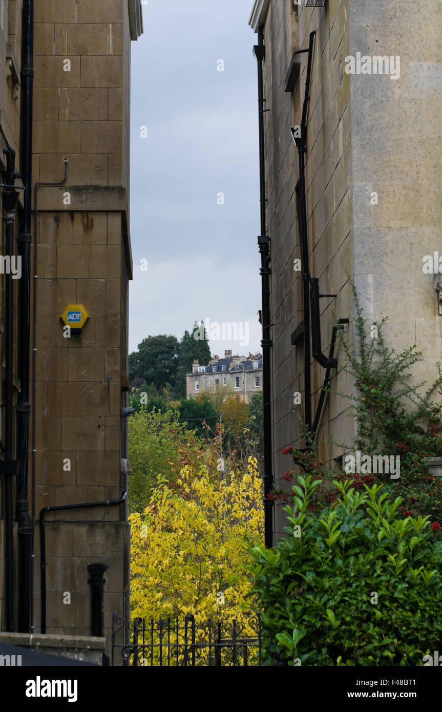 Vue sur le feuillage et les maisons de la distance entre deux maisons sur Widcombe, Bath, Somerset, Angleterre. Banque D'Images