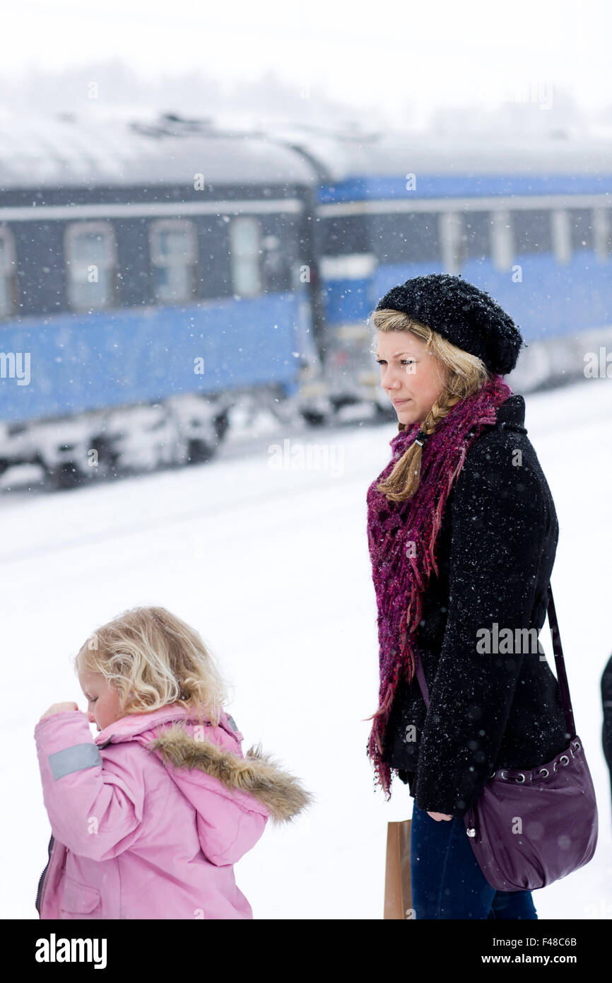 Deux soeurs sur une gare ferroviaire, en Suède. Banque D'Images
