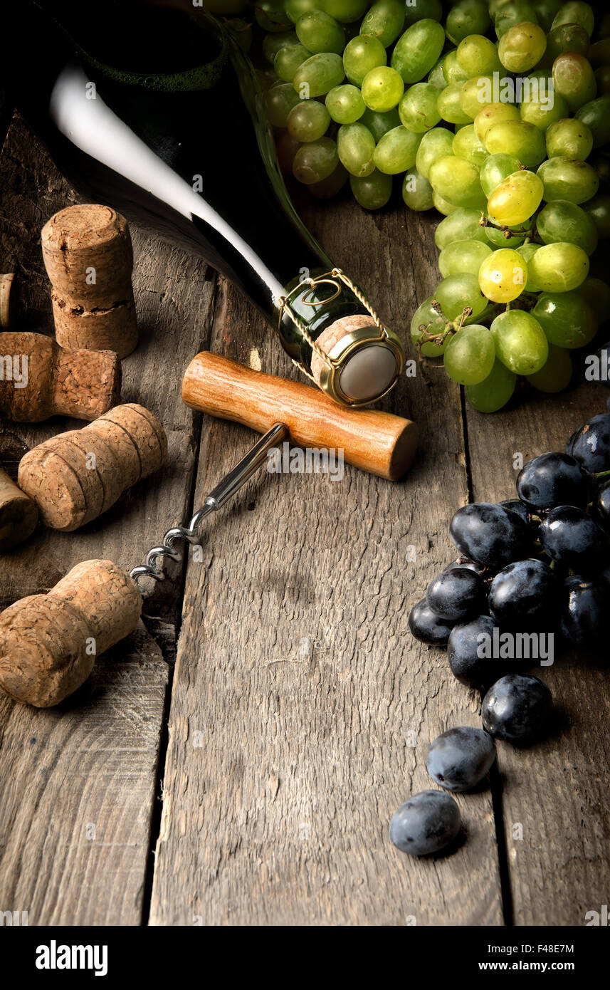 Avec bouchons à vin de raisin et on wooden table Banque D'Images