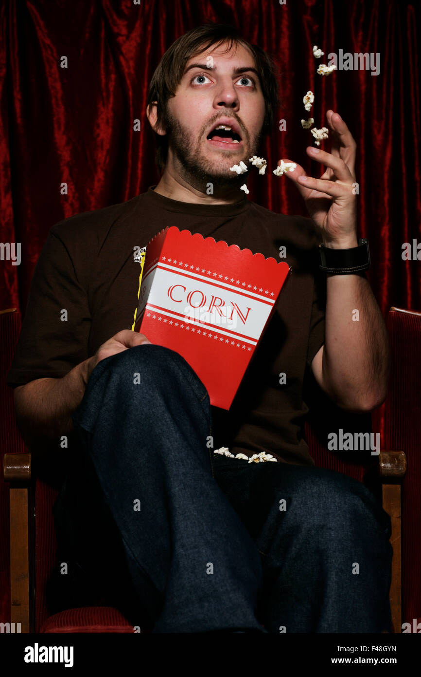 L'homme regardant un film passionnant. Banque D'Images