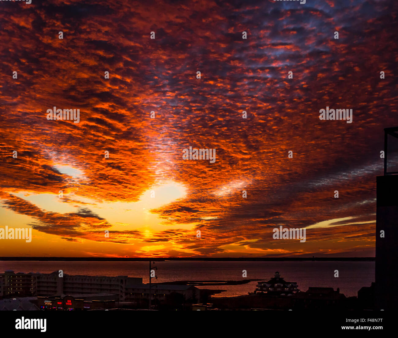 Spectaculaire coucher de soleil** sur Assawoman Bay Ocean City dans le Maryland. (**Spectaculaire coucher de l'Éternel a fait, j'ai juste pris la photo) Banque D'Images