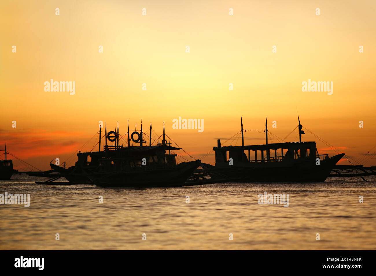 Bateau à la dérive sur un coucher de soleil Banque D'Images