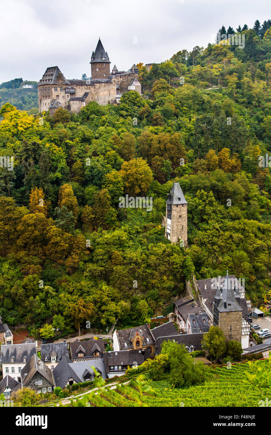 Château Stahleck, tour du mur de la ville, village viticole historique Bacharach, Allemagne Banque D'Images