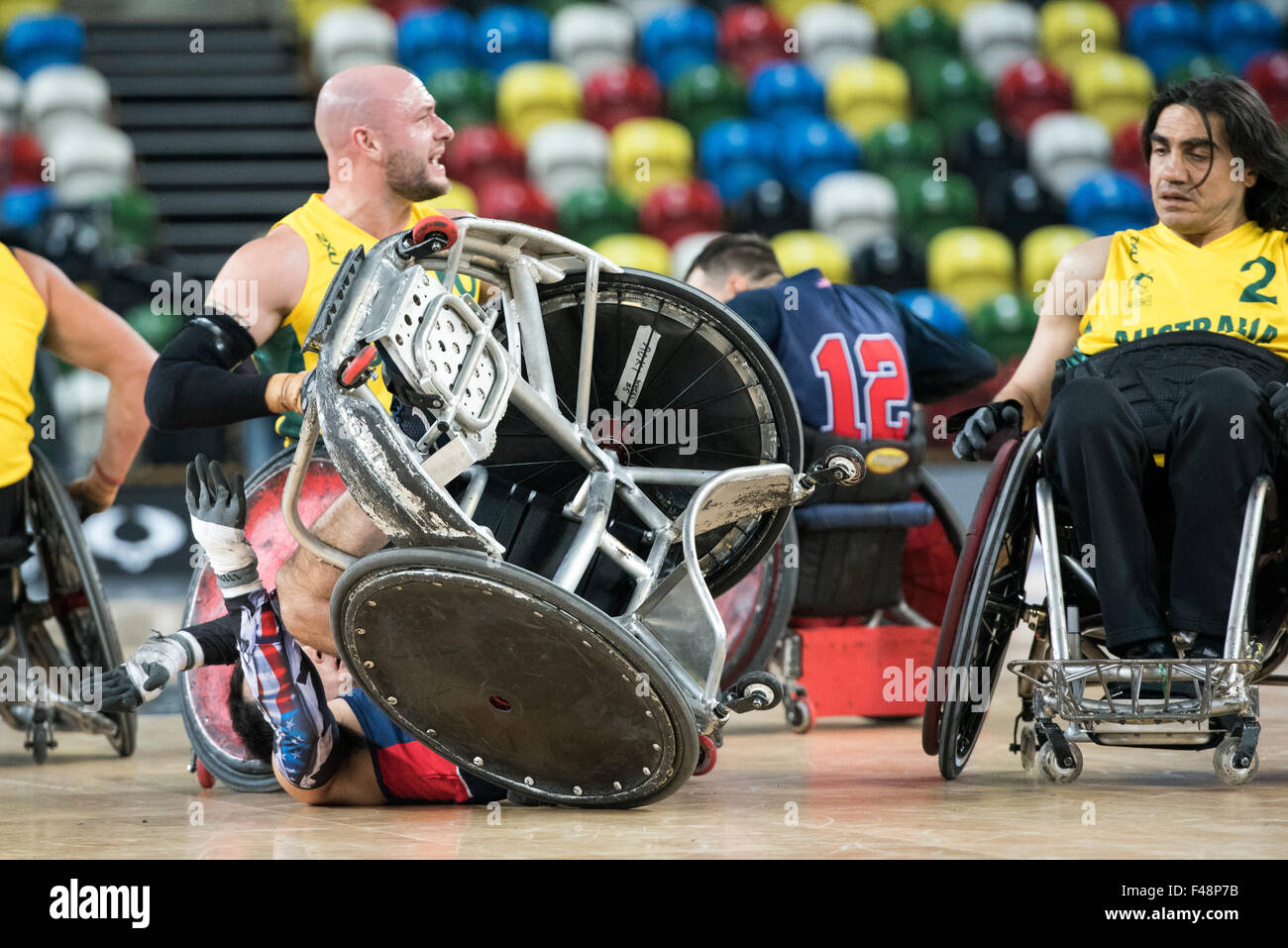 Londres, Royaume-Uni. 15 octobre, 2015. Chuck Aoki des USA est mis K.O. par rapport au cours de la BT World Wheelchair Rugby Challenge 2015 demi-finale entre l'Australie et USA à l'Arène de cuivre le jeudi 15 octobre 2015. Credit : Brandon Griffiths/Alamy Live News Banque D'Images