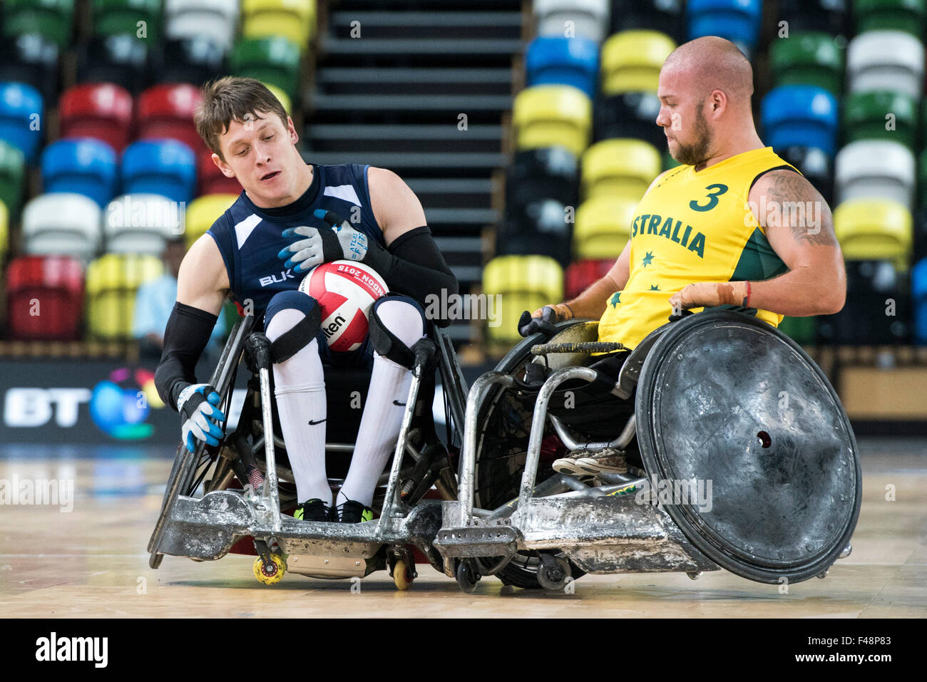 Londres, Royaume-Uni. 15 octobre, 2015. Ryley batt de l'Australie hits Seth McBride, de l'USA au cours de la BT World Wheelchair Rugby Challenge 2015 demi-finale entre l'Australie et USA à l'Arène de cuivre le jeudi 15 octobre 2015. Credit : Brandon Griffiths/Alamy Live News Banque D'Images